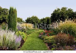 Dieses gutes design für sich verjüngende gärten verwendet eine starke neigung, um die augen zu täuschen. Schoner Garten Canstock