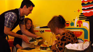 Des Que Vous Entrez Dans Le Restaurant La Dinette A Lille Vous Etes Transportes Dans Votre Enfance Des Murs Tous Colores Du Vert Dinette Restaurant Lille