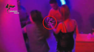 Centro massaggi a luci rosse da 2.000 euro al giorno, sequestrato