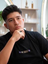 A veces, todo empieza con un buen corte. Renato vino buscando renovar su  estilo, y Leo, como siempre, supo exactamente qué hacer. No se trata solo  de tijeras, se trata de precisión, detalle y ...