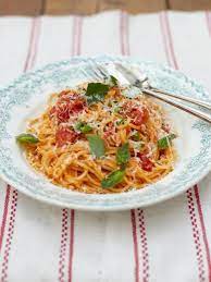 Classic Tomato Spaghetti Pasta Recipes Jamie Oliver Recipes Recipe Classic Tomato Spaghetti Pasta Shapes Jamie Oliver Recipes