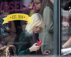 Taking the basic structure of should ocean's 8 be slickly typical or typically slick? Sandra Bullock And Cate Blanchett Lead The Ocean S 8 Cast Daily Mail Online