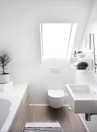 Du Hast Eine Schrage Idee Fur Dein Neues Badezimmer Willkommen In Deinem Neuen Traumbad Mit Dachschrage Mehr Ti Badezimmer Neues Badezimmer Kleine Badezimmer