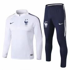 A part son style marinier, il arbore fièrement l'écusson de la fff avec 2 étoiles et le swoosh de la marque nike. Equipe De France 18 19 Maillot De Foot Enfants Adultes Ensemble Survetements D Entrainement De Football Haut Pantalon Prix Pas Cher Cdiscount