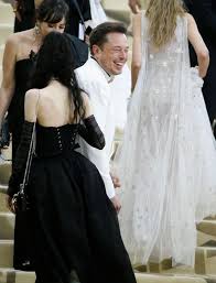 Картинки по запросу илон маск и граймс 2019 Smi Ilon Mask Posetil Met Gala 2018 S Novoj Vozlyublennoj Glamurchik Tochka Net
