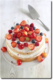 Cette délicieuse recette vous permet de préparer et de décorer vos gâteaux d'anniversaire selon votre choix. Naked Cake Aux Fruits Rouges Gateau A Etages Savoirs Et Saveurs