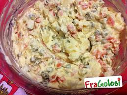 Patate, carote e piselli, uova sode e cetriolini sotto aceto.nonostante la ricetta originale non lo preveda, io amo aggiungere anche il tonno sott'olio che la rende ancora più. Ricetta Insalata Russa Ricette Di Fragolosi