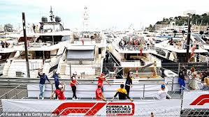 El jugador del borussia dortmund, ataviado con un llamativo conjunto Borussia Dortmund Star Erling Haaland Relaxes On A Yacht At The Monaco Grand Prix Saty Obchod News