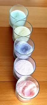 Faire Des Sels De Bain Colores Et Aux Huiles Essentielles Lina Haeg Diy En 2020 Sel De Bain Sels De Bain Maison Sels De Bain Diy
