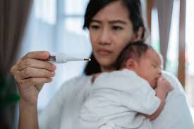 Mulai dari salah mengonsumsi obat, terlalu banyak bergerak hingga muntah pada anak seringkali ditandai dengan demam, kondisi ini bisa menjadi salah satu gejala akibat sistem pencernaannya sedang tidak baik. Suhu Demam Bayi Berapa 38 C Atau 39 C Apa Yang Mama Perlu Tahu