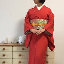 今日も紋入りの色無地朱赤は年代モノっぽくも見えるから好き もともとパーティなんかに着たいなと思って買ったものだけど普段着づかいでもいけそう帯は袋帯 色無地 紋入 着物コーディネート 袋帯 色無地 着物コーディネート 着物