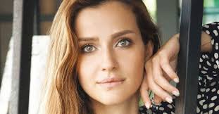 Hülya duyar'ın boyu kaç?hülya duyar 1.60 cm'dir. Unlu Oyuncu Bakin Nasil 20 Kilo Verdi