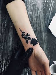 Pin By Carolina Aparecida On Tats Small Black Tattoos Black Flowers Tattoo Black Ink Tattoos
