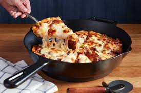 Pizza Supreme Cuite Dans Une Poele En Fonte Supreme Pizza Pizza Recipes Supreme Pizza Recipe