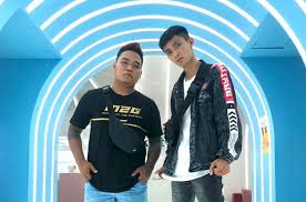 Bersama dengan kawannya, ever salikara pria pemilik nama asli jonathan christian menyanyikan lagu ini da diunggah ke kanal youtube tian storm pada 12 september 2020 kemarin. Tian Storm Dan Ever Slkr Musisi Di Balik Lagu Viral Ampun Bang Jago