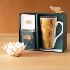 Tout le monde est réuni, les emballages se déchirent, les yeux pétillent, la joie explose, on ne pense à rien d'autre qu'à ce précieux moment. Maisons Du Monde Propose Des Coffrets Cadeaux De The Decos Pas Cher Coffret The Cadeau Deco Idee Cadeau Mamie