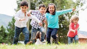 Juegos tradicionales son los juegos infantiles clásicos o tradicionales, que se realizan sin ayuda de juguetes tecnológicamente complejos, sino con el propio cuerpo o con recursos fácilmente disponibles en la naturaleza (arena, piedrecitas, ciertos huesos como las tabas, hojas, flores, ramas, etc. 27 Juegos Tradicionales Mexicanos Con Reglas E Instrucciones