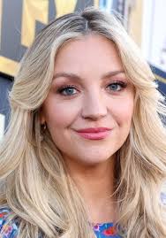 Abby Elliott Bio