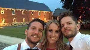 Full report for the wta madrid game played on 05.05.2021. Foto Mertens Posa Con Il Fratello E La Fidanzata Orgoglioso Di Te