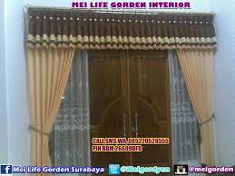 Selain menjaga agar sirkulasi udara di dalam kamar tetap terjaga, cahaya yang masuk ke dalam ruangan akan menghentikan pertumbuhan jamur dan mencegahnya datang kembali. Desain Gorden Pintu Utama Interior Desain Surabaya