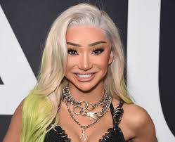 Nikita dragun, otherwise known as mama dragun, is a makeup artist and beauty guru most well known for her youtube channel, where she has earned more than 650,000 subscribers by creating makeup tutorials, vlogs, and challenges. Nikita Dragun 25 Facts About The Youtuber You Probably Never Knew Popbuzz