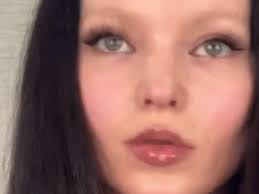 Bella Hadid, Dove Cameron, Kendall Jenner… elles craquent toutes pour les  sourcils décolorés