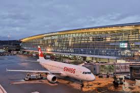 Der flughafen zürich liegt in der gemeinde kloten, in dem kanton zürich, in der schweitz, 13 kilometer nördlich von zürich. Zurich Airport