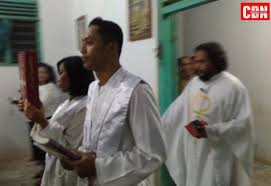 Rahmat tuhan kita yesus kristus, cinta kasih allah dan persekutuan roh kudus bersamamu. Misa Malam Kamis Putih Umat Katolik Padati Gereja Cendana News
