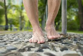 barfuß alt Mann Schritt auf Steine, Fuß Reflexzonenmassage beim das  park.konzept von Fuß Massage zum erhöhen, ansteigen Blut Verkehr im ältere  Menschen, Erleichterung zum müde und wund Füße 27542765 Stock-Photo bei  Vecteezy