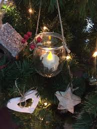 Estamos En Tiempo De Adviento Y En Casa Decoramos De Navidad En Cuanto Empieza Asi Que Ya Tenemos N Adornos Navidenos Decorar Casa Navidad Adornos De Navidad