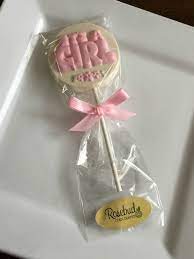 White Chocolate Pink It S A Girl Lollipop Baby Shower Candy Party Www Rosebuchocolates C Baby Shower Chocolate Baby Shower Candy Favors Candy Party Favors