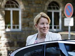 Bundesfamilienministerin franziska giffey (spd) verzichtet auf das führen ihres doktortitels. Franziska Giffey Wie Macht Sich Die Familienministerin Der Spiegel