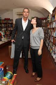 He is an actor and writer, known for gato fedorento: Ricardo Araujo Pereira Filhas Ricardo Araujo Pereira Filhas De Quarentena Devido A Covid 19 Filho De Um Piloto Da Tap Artur Alvaro Neves De Almeida Pereira E De Uma Assistente De