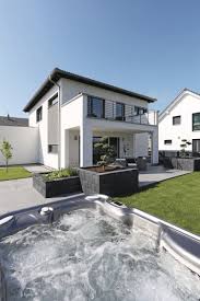 Moderne Stadtvilla Mit Jacuzzi Weberhaus City Life Kundenhaus Hausbaudirekt De Weber Haus Haus Stadtvilla