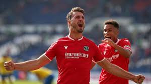 Punkt für hannover 96, tore vom sohn. Hannover 96 Gewinnt Das Zweitliga Derby Gegen Braunschweig Sport Sz De
