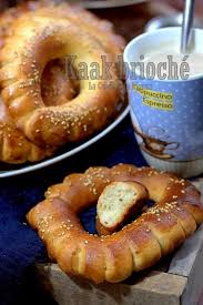 Kaak Oranais Brioches Couronnes Traditionnelles A L Anis Recette En 2020 Gateau Oriental Gateau Algerien Gateau Ramadan