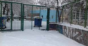 Το σχολείο νέας ελληνικής γλώσσας του αριστοτελείου πανεπιστημίου θεσσαλονίκης προσφέρει μαθήματα νέας ελληνικής γλώσσας σε αλλοδαπούς και ομογενείς από το 1970 και λειτουργεί υπό την εποπτεία της φιλοσοφικής σχολής. Kleista Ayrio Ta Sxoleia Se Dekades Perioxes Logw Ths Epelashs Toy Xionia