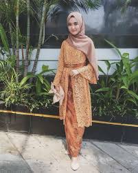 Black dress dapat menjadi model kebaya brokat untuk orang gemuk pilihan anda. 45 Model Baju Brokat Gamis Atasan Modern Terbaru 2020 Bergaya