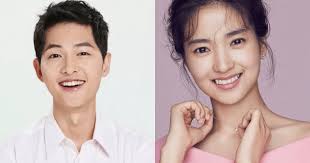Phi công tae ho, do song joong ki thủ vai, cười toe toét khi đi trước đối thủ một bước. Song Joong Ki And Kim Tae Ri S Sci Fi Film Space Sweepers To Premiere This September 2020 Annyeong Oppa