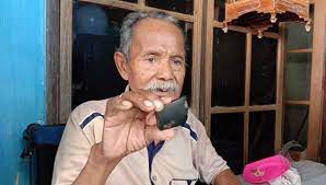 Fosil gigi hiu purba h17 atau fosil hiu megalodon atau gigi petir: 50 Tahun Tersimpan Di Probolinggo Pemilik Batu Gigi Petir Pernah Rasakan Kekuatan Gaib Faktualnews Co