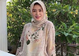 Ayana jihye moon proud korean & muallaf working in indonesia. Mualaf Korea Cinta Budaya Indonesia Intip Gaya Ayana Jihye Moon Pakai Batik Stylo Id Line Today
