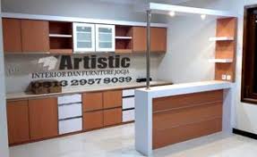 Kitchen set berukuran sedang ini dilengkapi mini bar yang cukup untuk tiga sampai empat orang saling berhadapan dengan bahan dari kitchen set aluminium ini dilengkapi meja makan model mini bar berbahan kayu dengan desain modern, lengkap dengan kursi metal dan pencahayaan yang cantik. Jasa Pembuatan Kitchen Set Interior Mini Bar Jogja Jasa Pasang Kitchen Set Harga Murah 1 Juta Per Meter Jasa Interior Jogja Jasa Interior Murah Jogja Artistic Interior Furnitur Design
