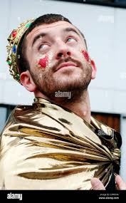 Mann malte gold -Fotos und -Bildmaterial in hoher Auflösung