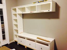 Designed by nike karlsson for ikea, the hemnes nightstand is part of the large hemnes series of bedroom and living room furniture. Une Entree Avec Du Style Et Hemnes D Ikea