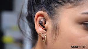 Hold the upper and lower sides of each earbud and remove them from the charging case. Samsung Galaxy Buds Live Sammobile