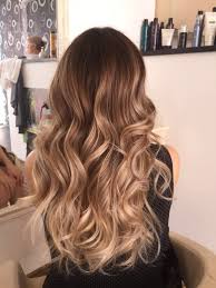 Adeta saçlar güneşten açılmış gibi görünen sarı balyajlı saç modelleri en fazla ilgi gören balyaj modelidir. Pin On Cabelo