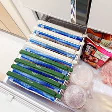 冷凍庫のジップロック収納術 仕切りと袋どめクリップで立てて吊り下げ 家がどんどん好きになる 整理収納 diy 生活便利アイテム ジップロック 収納 台所収納アイデア 収納