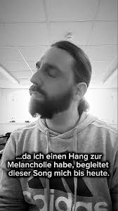 Mein Name ist Tim Edler, ich bin Songwriter, Sänger und Musikproduzent.  Meine Songs dürfen gerne gewerblich auf Instagram genutzt werden. Über  Erwähnung
