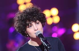 Chacun propose un candidat, costumé pour cette compétition musicale en direct, jugé par le public et par un jury professionnel. Qui Est Barbara Pravi La Chanteuse Feministe Qui Representera La France A L Eurovision