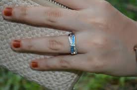 Cincin pertunangan adalah cincin yang menunjukkan bahwa orang yang memakainya terlibat untuk menikah cincin ini secara tradisional adalah sebuah permata yang indah yang terletak di jari tangan dan apa yang kemudian dikenal sebagai simbol budaya pernikahan. Aa Jewel Ada Apa Dengan Sebentuk Cincin Di Jari Manis Facebook